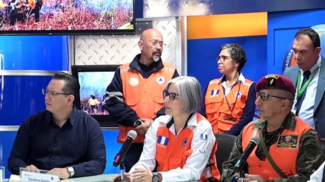 Voraz incendio forestal avanza en laderas de volcán de Agua en Guatemala