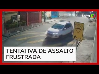 Motorista percebe assalto e joga carro em direção a criminoso