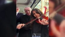 Cumhurbaşkanı Erdoğan keman çalan öğrenciye eşlik etti