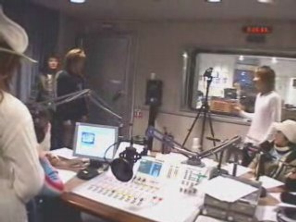 Super Junior 在電台跳one more time