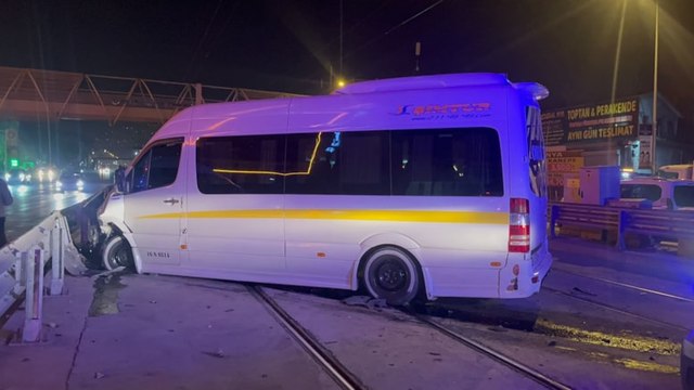 Cipe çarpan servis minibüsü, tramvay hattına girdi: 8 yaralı