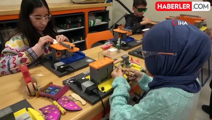 Köy okulundaki öğrenciler için ahşaptan oyuncak üretiyorlar