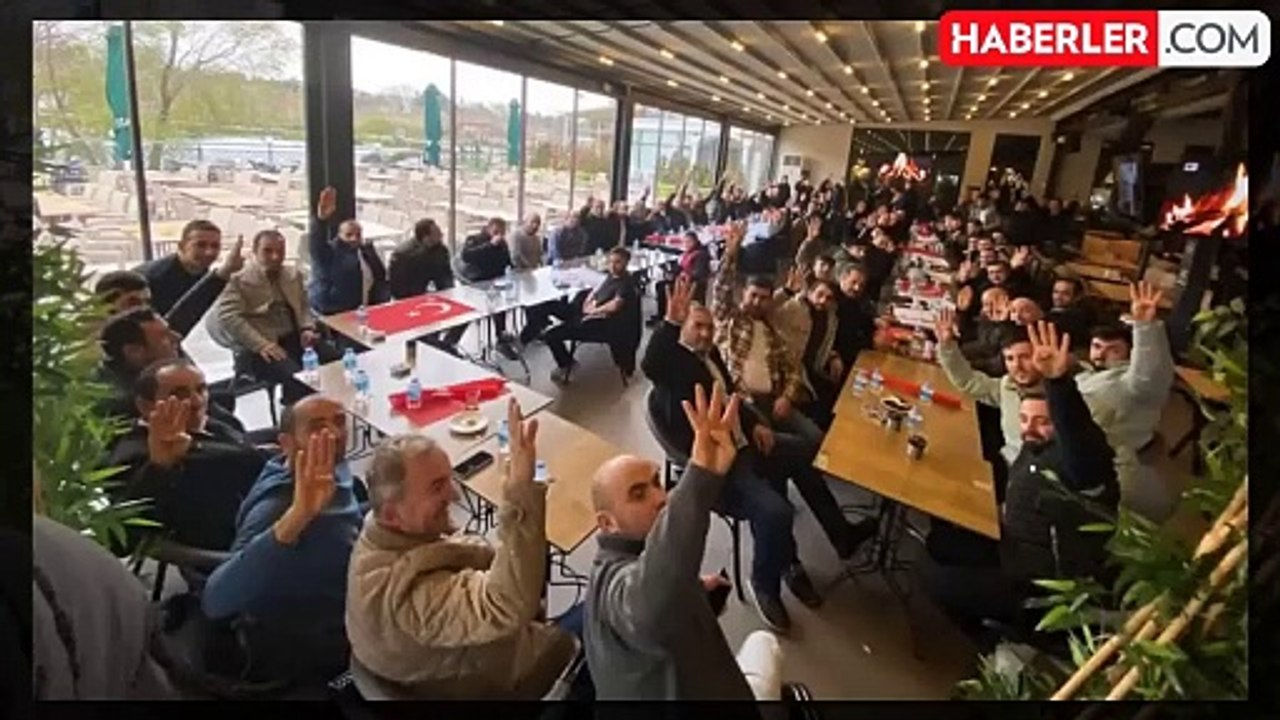 Skandal görüntü! Belediye başkan adayına destek için toplanan grup Türk bayraklarını masa örtüsü yaptı