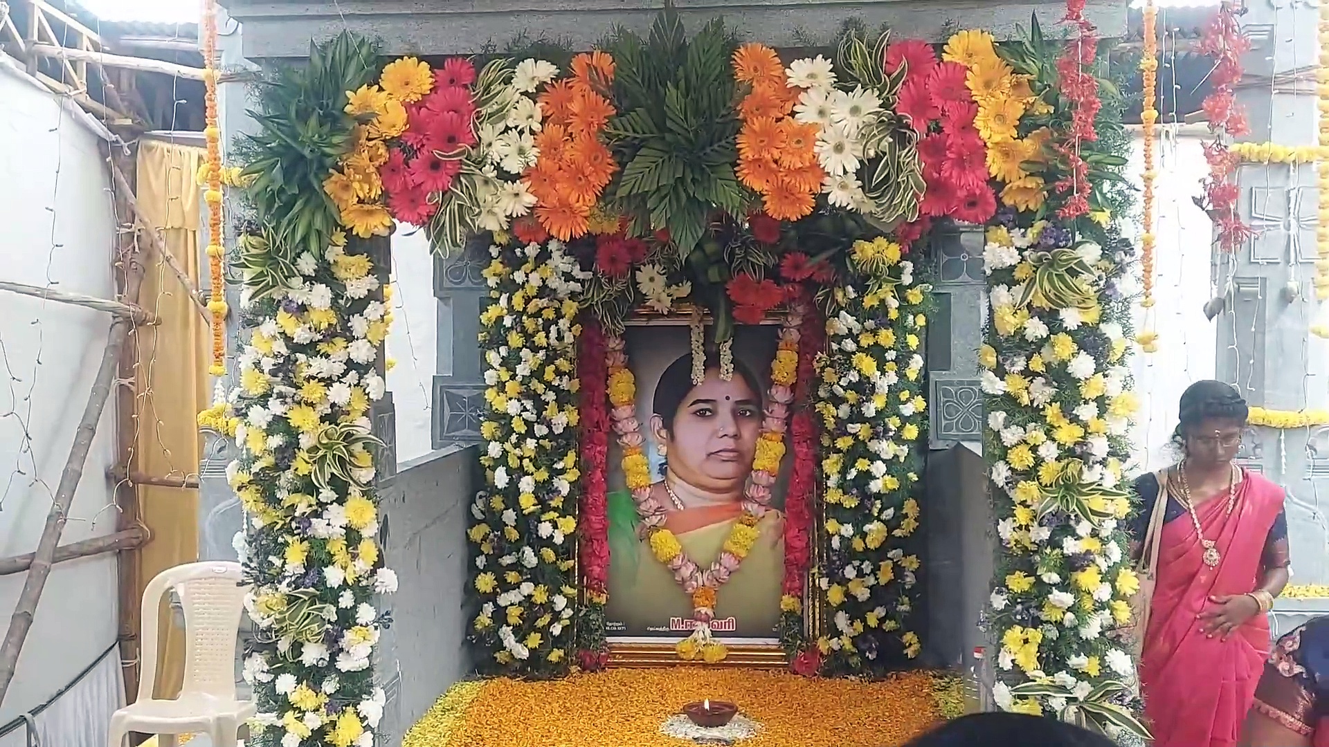 தாயின் கல்லறையை மணமேடையாக்கிய இளைஞன்; மகனின் செயலால் குடும்பத்தினர் நெகிழ்ச்சி