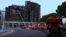 Los bomberos siguen enfriando el edificio incendiado de Valencia