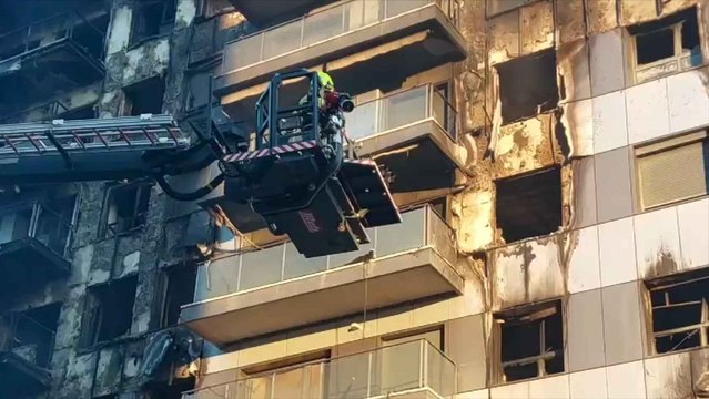 La Unidad Militar de Emergencias realiza una inspección ocular del edificio incendiado en Valencia.