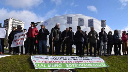 Puente llega a la Delegación del Gobierno y es recibido por la Plataforma por el Soterramiento