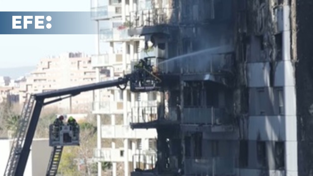Continúan las tareas de enfriamiento en la fachada del edificio incendiado de Valencia