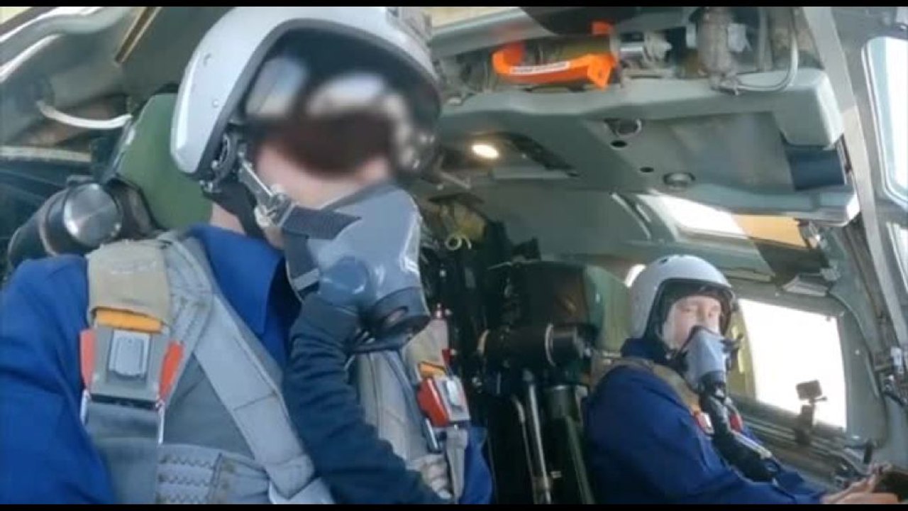 Le immagini di Vladimir Putin ai comandi del bombardiere strategico Tu-160M2