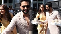 Rakul Preet Singh Jackky Bhagnani Arrives Mumbai After Wedding, Distributes Sweets To Paparazzi..