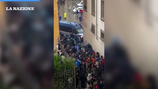 Corteo pro Palestina a Pisa: studenti cercano di forzare il blocco, la polizia li carica