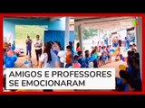 Garotinho é recebido com homenagem emocionante em escola após vencer o câncer