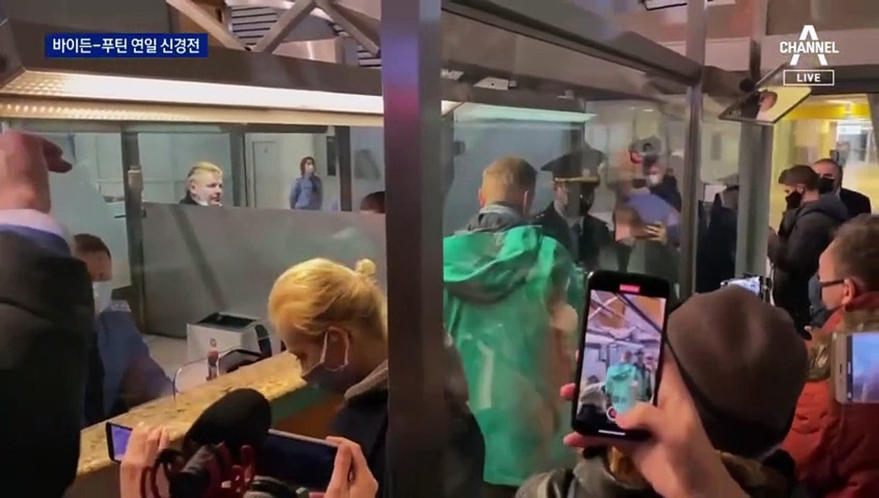 바이든 “내일 러시아 제재”…푸틴, 폭격기 조종 맞불