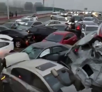 В китайском городе Сучжоу столкнулись больше 100 машин