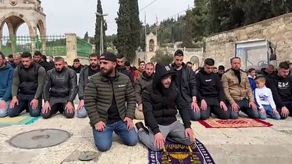 الفلسطينيون يؤدون صلاة الجمعة في القدس في ظل إجراءات إسرائيلية مشددة