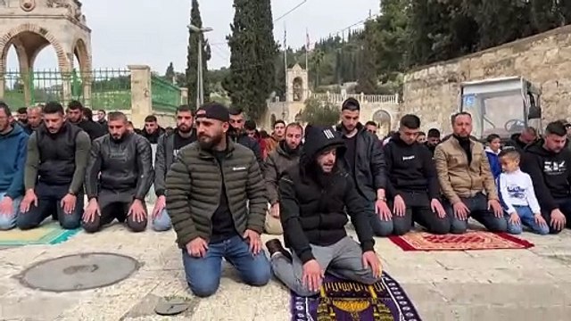 الفلسطينيون يؤدون صلاة الجمعة في القدس في ظل إجراءات إسرائيلية مشددة