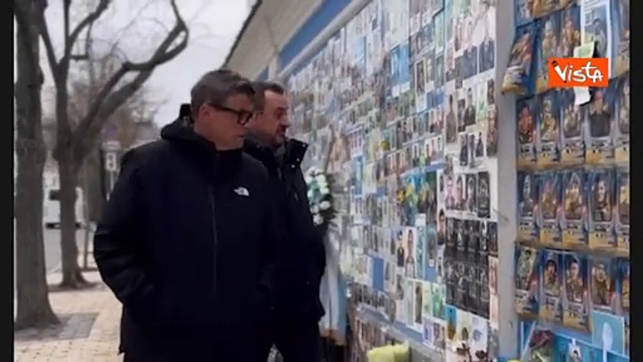 Calenda e Rosato a Kiev visitano il muro dedicato ai caduti per l'Ucraina