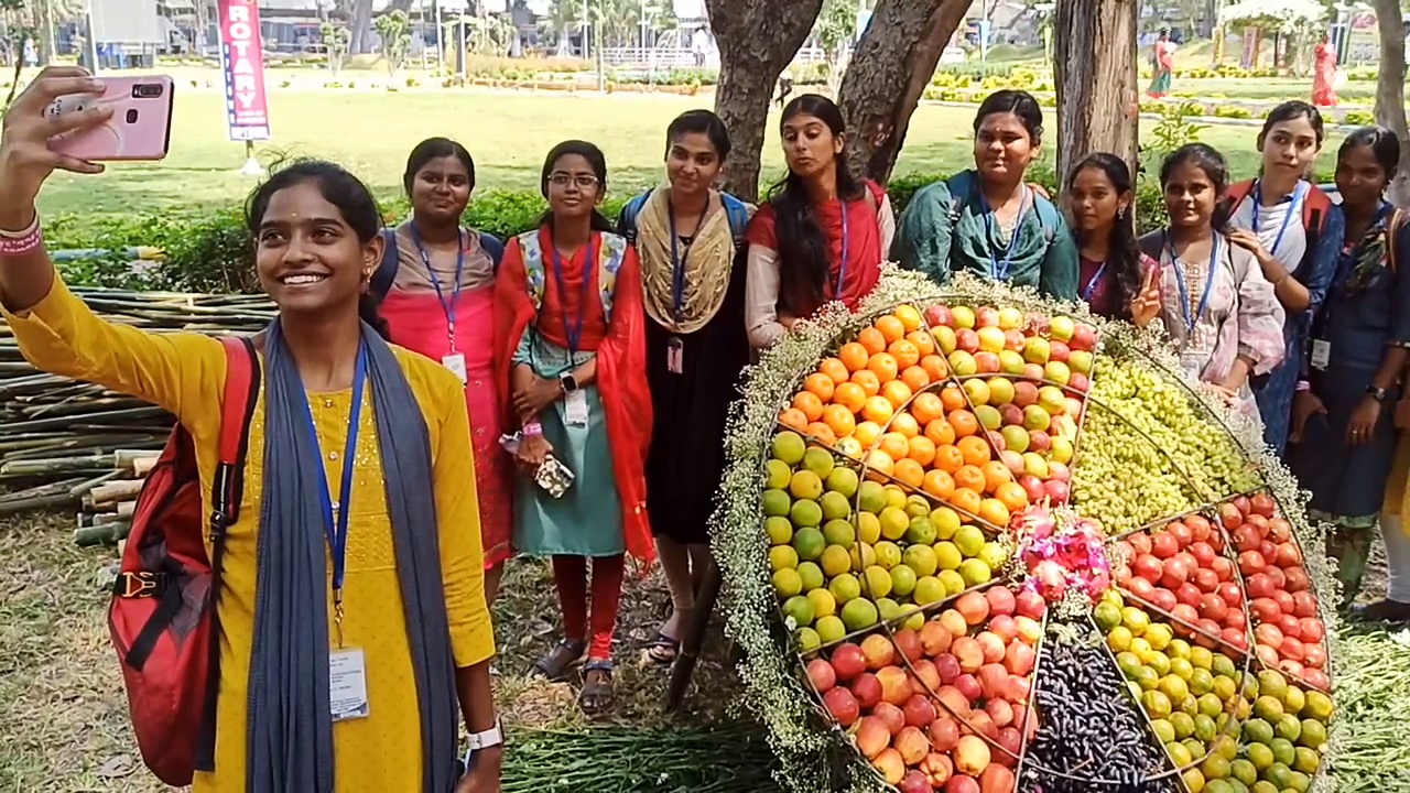 “ஆஸ்கர் நாயகர்கள் முதல் ஜல்லிக்கட்டு வரை” மலர் கண்காட்சியில் தத்ரூபத்தை வெளிப்படுத்திய வேளாண் பல்கலை.
