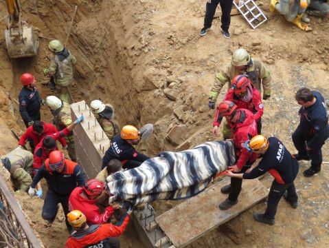 Sancaktepe'de toprak altında kalan işçi hayatını kaybetti