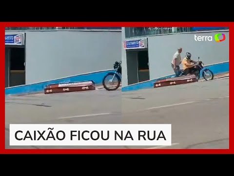 Caixão cai de carro funerário e assusta moradores de cidade em MG