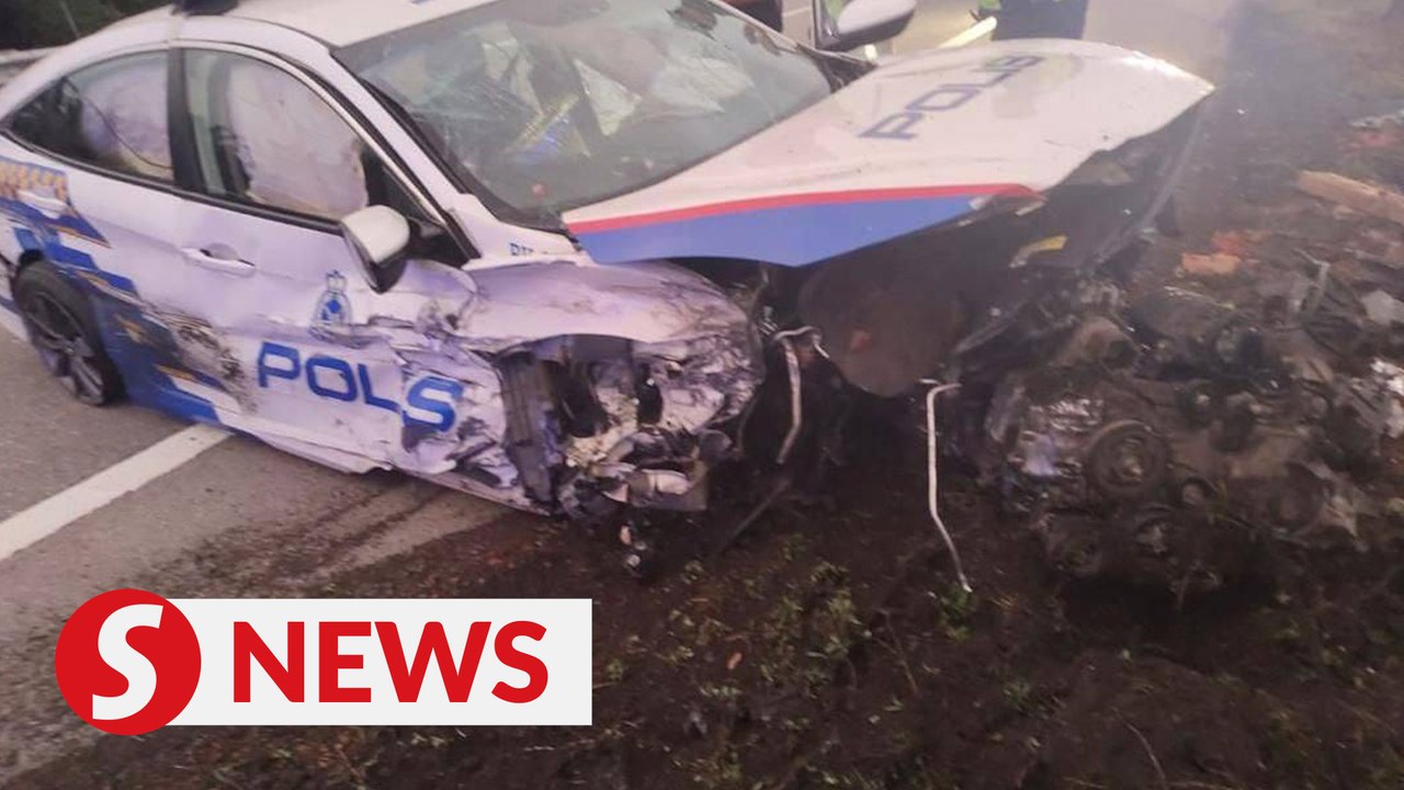 Police car crashed after hot pursuit with pick-up truck on N-S Expressway