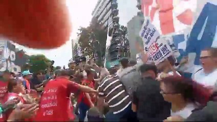 La Policía Federal reprime a los piqueteros para que suban a la vereda y no logra imponerlo