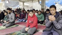 Gaza,  la preghiera del venerdi' tra le rovine della moschea di Rafah