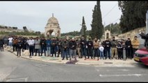 No alla moschea, palestinesi pregano in strada a Gerusalemme