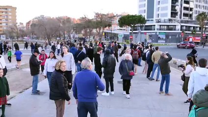 Ciutadans de València s'acosten a la zona de l'incendi per a veure les restes dels edificis...