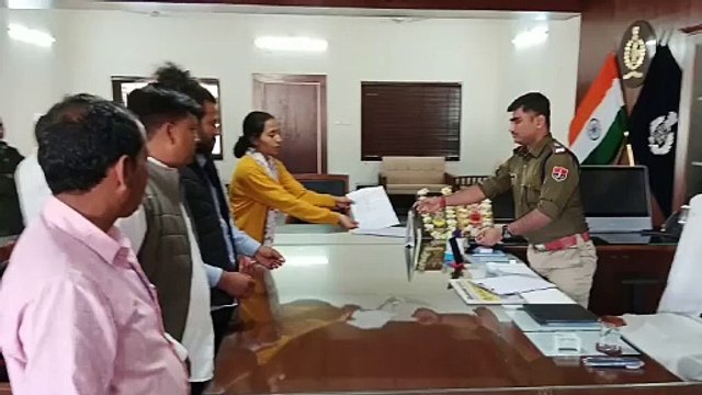 न्याय के लिए कलक्टर व एसपी के पास पहुंची मृतक वीडीओ की बहनें