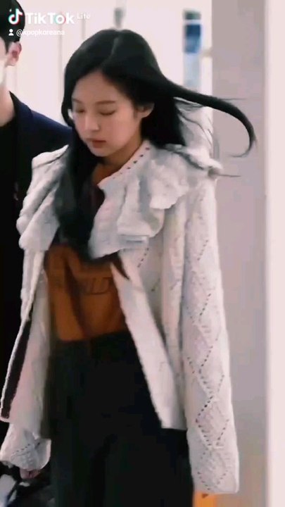 jennie’s airport looks are so iconic.