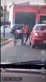 Hombre en muletas y otro en silla de ruedas se van a los golpes en pleno tráfico