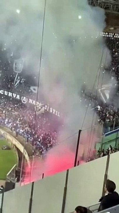Bengala de los aficionados del Barça en Nápoles