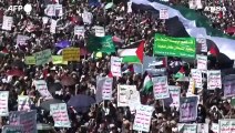 Yemen, migliaia di sostenitori dei ribelli Houthi manifestano a Sanaa