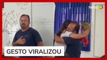 Pai viraliza ao dar buquê de flores para filha traída pelo namorado na Paraíba