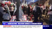 Salon de l agriculture: le panneau de la ville de paris retourné devant le parc des expositions de la porte de versailles