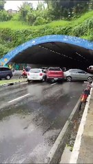 VÍDEO: Batida entre três veículos bloqueia totalmente entrada de túnel em Salvador