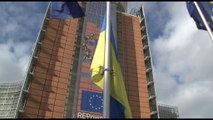 La bandiera ucraina sventola davanti alla Commissione europea