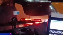 Tugas passados da cabeça fazem espera a motorista no meio do trânsito
