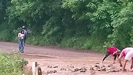 Agua que baja del cerro cruza por la ruta 9 e impide la circulación de los autos.