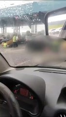 Carro capota em pedágio da BR-324