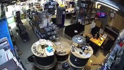 Gemlik depremi güvenlik kamerasına böyle yansıdı