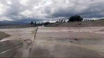 Imprudente: Persona cruza Río La Puntilla durante crecida 🚨