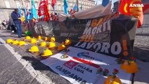 Morti sul lavoro, a Napoli presidio di Cgil e Uil in piazza Plebiscito