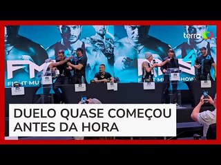 Popó se irrita durante coletiva e quase acerta soco em Bambam: 'Vou te bater aqui'