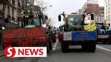 Angry farmers prepare to confront Macron at Paris farm fair