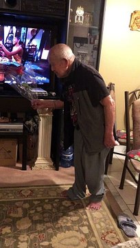 Un mari offre des fleurs à sa femme de 68 ans pour la Saint-Valentin