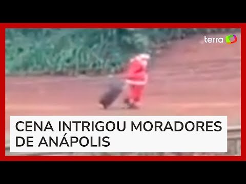 Sem trenó e carregando mala, Papai Noel é flagrado caminhando por estrada em Goiás