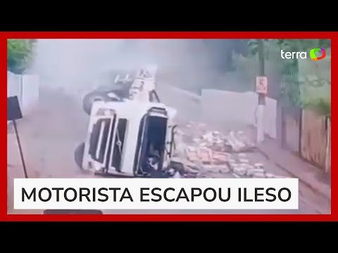 Carreta tomba e arrasta postes, caminhão, carro e moto em MG