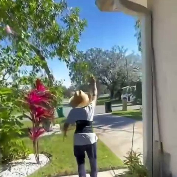 Chaque lundi, cette grand-mère offre des boissons fraîches aux éboueurs de son quartier !